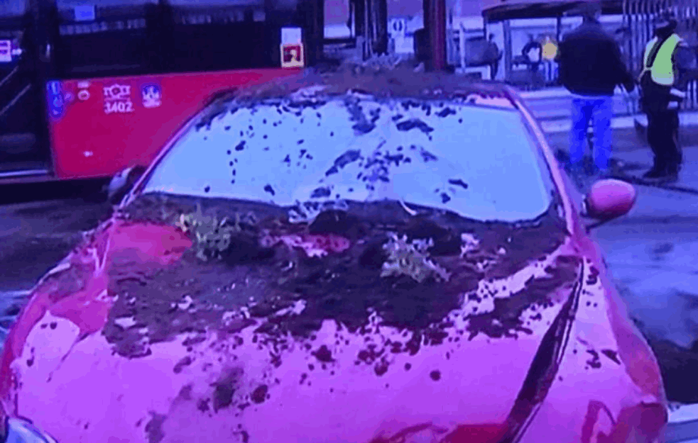 IZBEGNUTA TRAGEDIJA U BEOGRADU: Devojka <span style='color:red;'><b>izgubila kontrolu</b></span> pa se ZAKUCALA u autobus